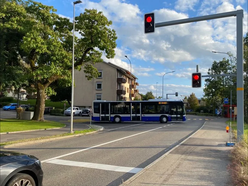 Ein Bus biegt von der Haberweidstrasse in die Winterthurer strasse ein.